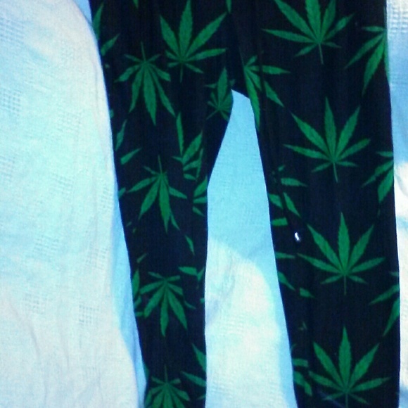 Pot leaf pants - Picture 3 of 7